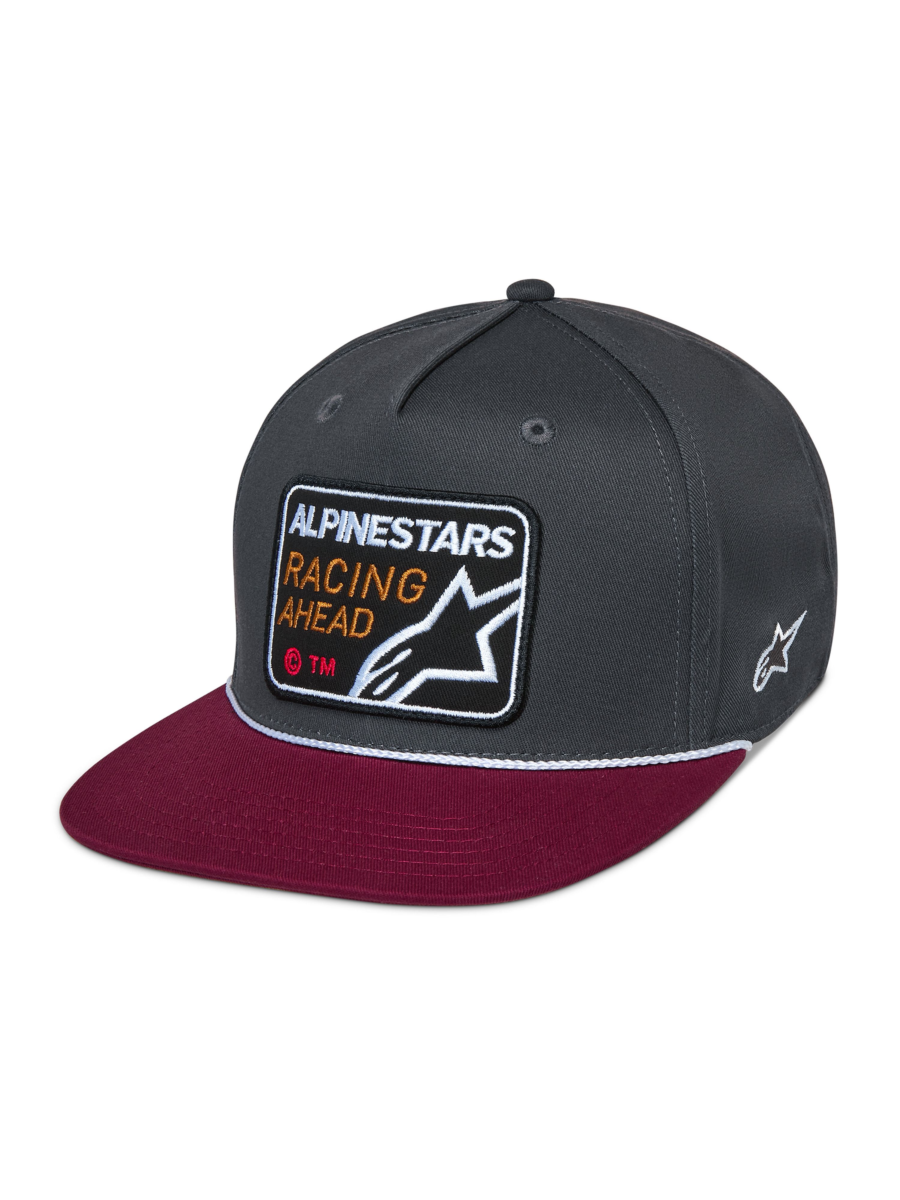 Casquette Snapback Intuitive Alpinestars, couvre-chef décontracté de sport automobile, couronne structurée gris foncé avec visière plate rouge, détail de cordelette blanche, écusson brodé à l'avant avec l'inscription « ALPINESTARS RACING AHEAD » et le logo étoile, broderie étoile blanche sur le côté