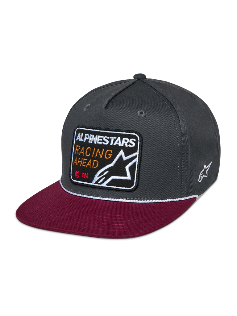 Casquette Snapback Intuitive Alpinestars, couvre-chef décontracté de sport automobile, couronne structurée gris foncé avec visière plate rouge, détail de cordelette blanche, écusson brodé à l'avant avec l'inscription « ALPINESTARS RACING AHEAD » et le logo étoile, broderie étoile blanche sur le côté