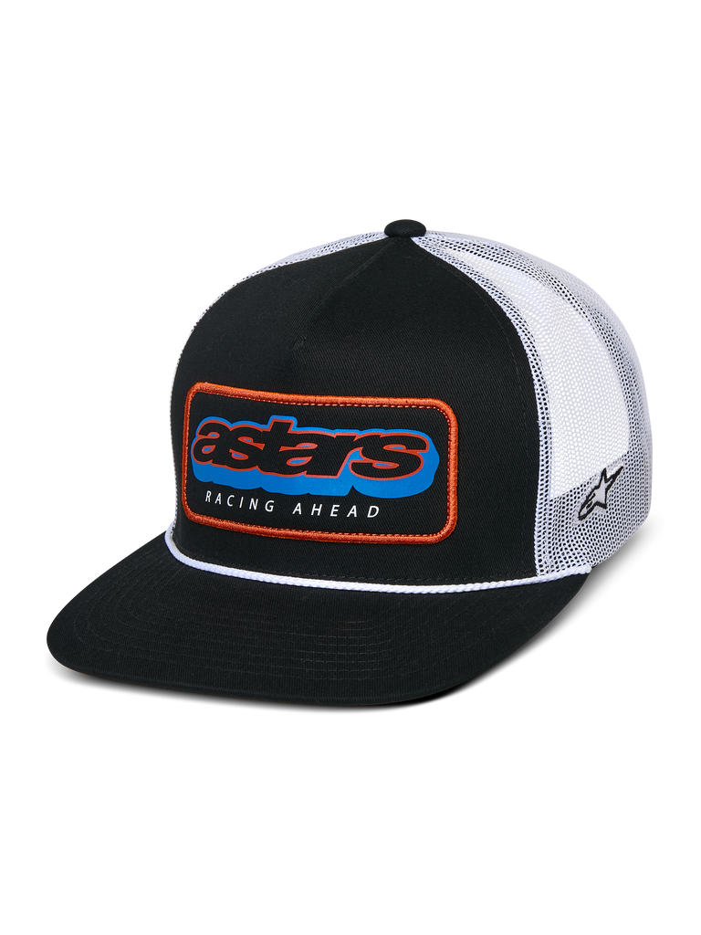 Casquette Trucker Alpinestars Phosphor, noir et blanc, visière plate avec couronne structurée et détail de corde blanche, patch multicolore Astars à l'avant avec bordure orange et texte « RACING AHEAD », arrière en maille blanche respirante avec broderie du logo sur le côté