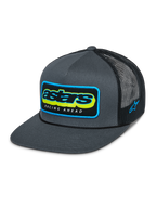 Casquette Trucker Phosphor Alpinestars, noir anthracite, devant en sergé gris avec arrière en maille noire, logo Astars multicolore vibrant avec texte Racing Ahead, visière plate, broderie du logo sur le côté, accessoire décontracté inspiré du sport automobile