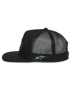 Alpinestars Contender Trucker Hat, profil latéral, noir, visière plate avec couronne structurée, arrière en maille polyester respirante, avec broderie blanche du logo Astars sur le côté, casquette décontractée inspirée du sport automobile