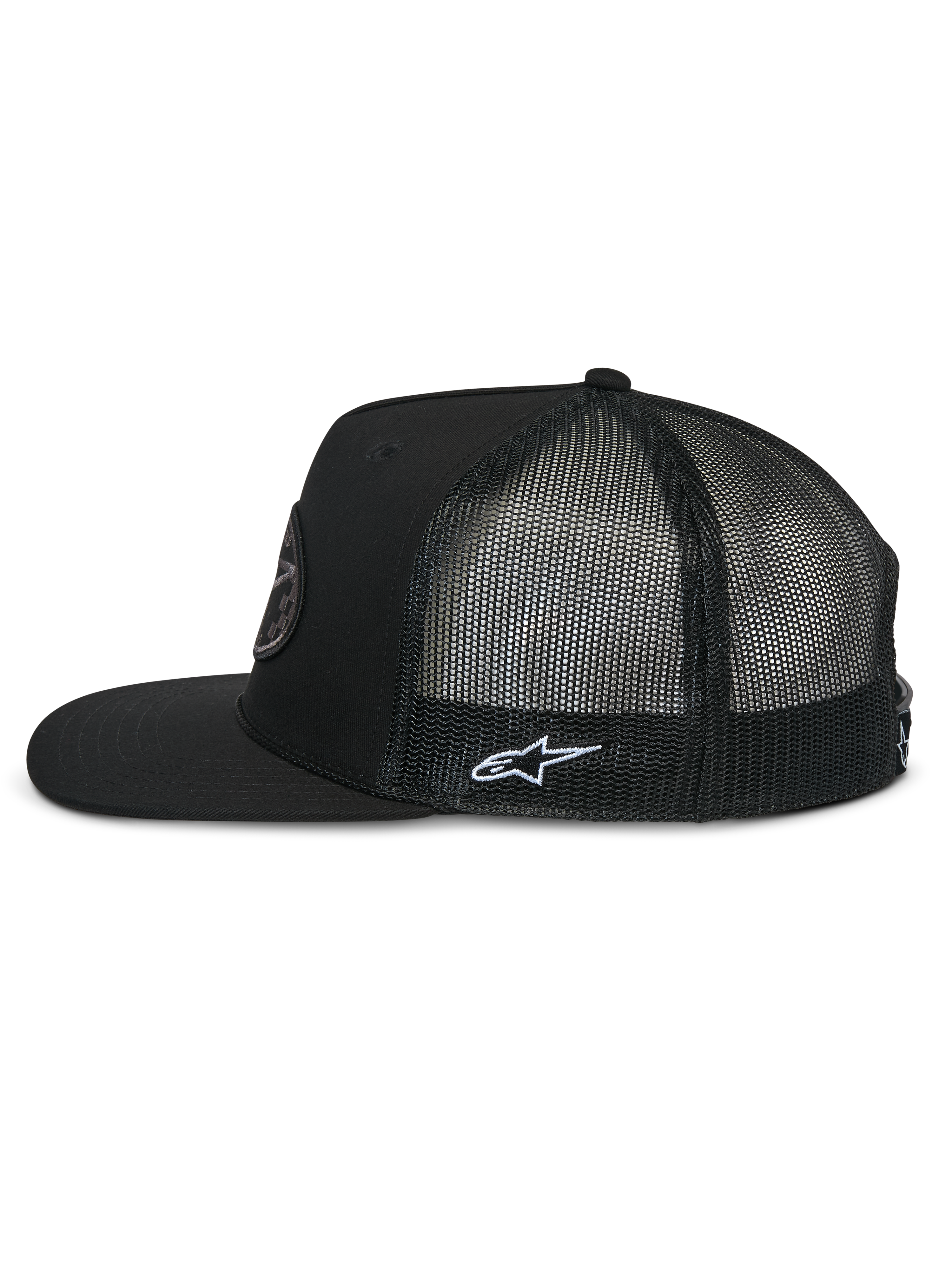 Alpinestars Contender Trucker Hat, profil latéral, noir, visière plate avec couronne structurée, arrière en maille polyester respirante, avec broderie blanche du logo Astars sur le côté, casquette décontractée inspirée du sport automobile