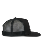 Casquette Trucker Contender Alpinestars, casquette trucker noire, vue de profil, avec visière plate et panneaux arrière en maille respirante, fermeture snapback, style motorsport décontracté