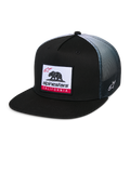 Casquette Trucker Alpinestars Cali Gradient, casquette trucker, noire avec arrière en maille dégradée grise, ornée d'un écusson tissé Cali Bear avec des accents rouges, visière plate, broderie du logo Astars sur le côté, sportswear décontracté