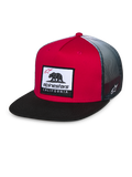 Casquette Trucker Alpinestars Cali Gradient, rouge, noir et blanc, couronne rouge structurée avec visière plate noire, arrière en maille dégradée grise, écusson tissé Cali Bear et broderie du logo sur le côté, couvre-chef motorsport décontracté