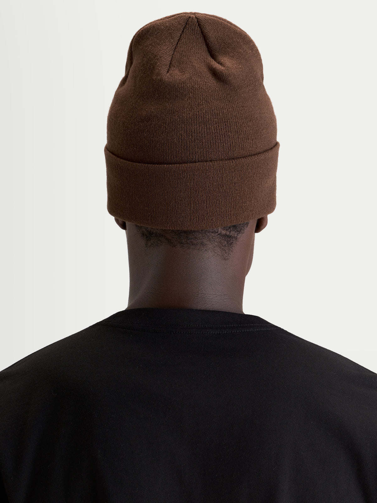 Alpinestars Bonnet Augment Cuff, bonnet sportswear en maille marron, vue de dos montrant la silhouette à coupe profonde porté par un modèle