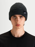 Alpinestars Bonnet Unload Rib Cuff, bonnet sportswear en maille côtelée gris chiné, porté par un modèle, avec un écusson tissé SAstars