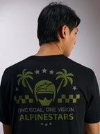 Alpinestars Order CSF Tee, t-shirt à manches courtes, noir, vue de dos présentant des graphismes de casque et de palmiers verts avec des étoiles grises et le texte « ONE GOAL. ONE VISION. ALPINESTARS », streetwear motorsport décontracté