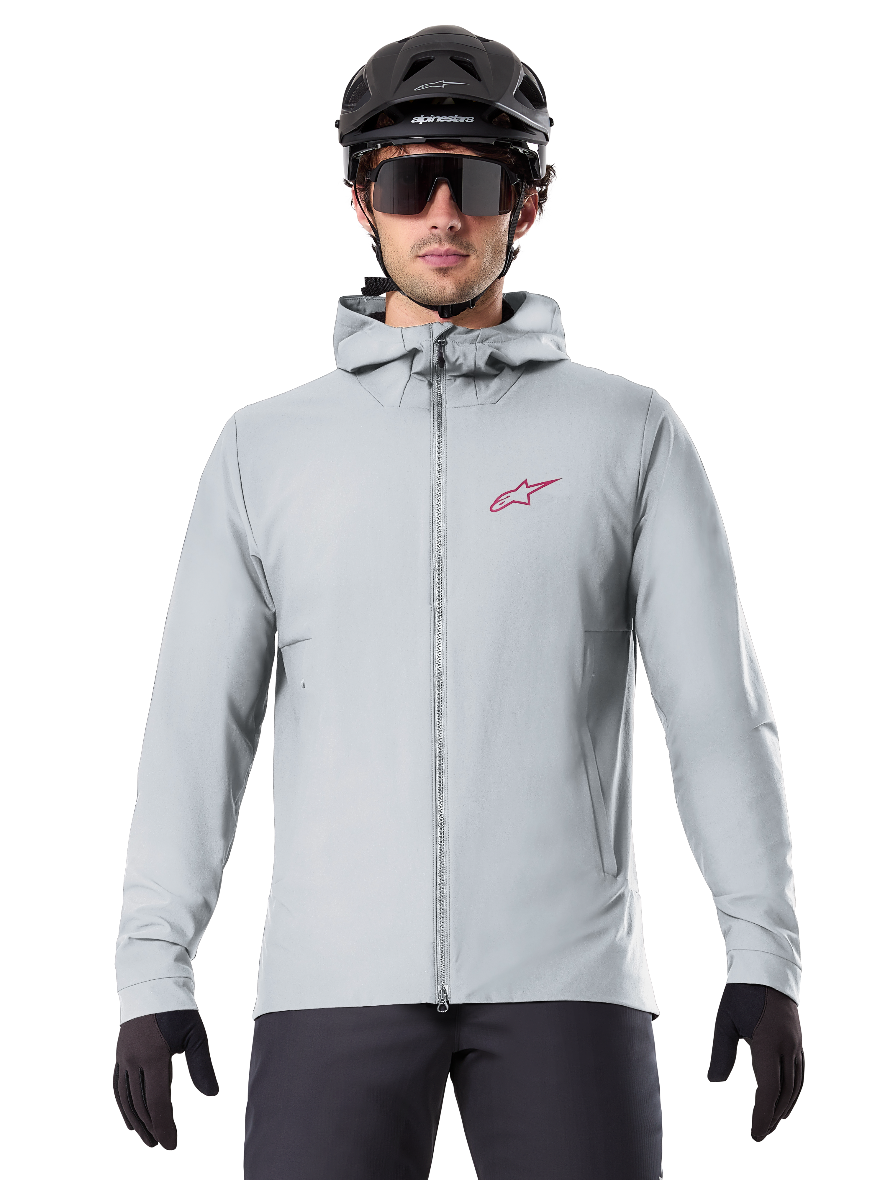 Veste thermique Alpinestars A-Dura en Titanium, veste de cyclisme à capuche gris clair avec logo étoile rouge sur la poitrine, portée par un cycliste avec casque de VTT noir, lunettes de soleil et gants, équipement isolé pour le VTT