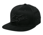 Casquette Alpinestars Los Angeles, snapback à visière plate, entièrement noire, broderie 3D de la police athlétique Los Angeles avec logo Ageless sur le devant, couronne structurée, style streetwear décontracté