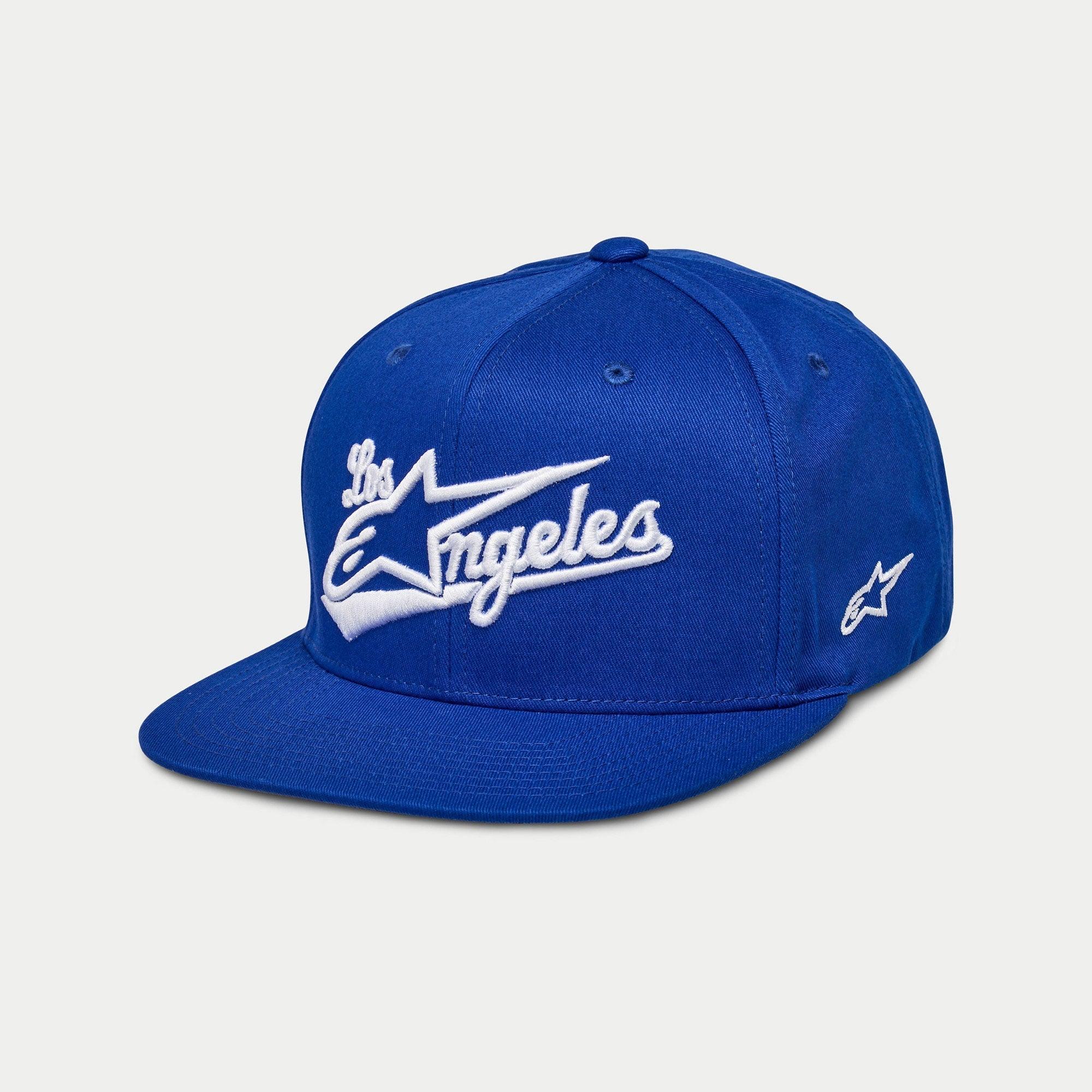 Casquette Alpinestars Los Angeles, casquette snapback à visière plate, bleue avec broderie 3D blanche « Los Angeles » en police athlétique, logo Ageless sur le côté, couronne structurée, couvre-chef décontracté inspiré du sport automobile
