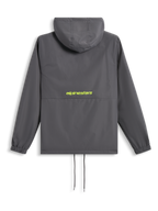 Veste coupe-vent Alpinestars Speeder Chromium, vue de dos, gris anthracite avec logo jaune haute visibilité au dos, coupe-vent à capuche avec poignets élastiqués et cordon de serrage à l'ourlet, streetwear décontracté d'inspiration sport automobile