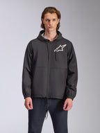 Alpinestars Speeder Chromium Windbreak Jacket, veste noire à capuche avec un logo étoile blanc sur la poitrine, dotée d'une fermeture éclair frontale, d'une capuche à cordon de serrage et de poignets élastiques, style streetwear décontracté inspiré des sports mécaniques