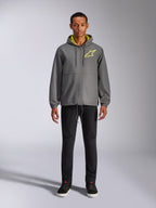 Veste coupe-vent Alpinestars Speeder Chromium, veste à capuche gris anthracite avec doublure jaune haute visibilité et logo sur la poitrine, fermeture éclair intégrale, poignets élastiques, style streetwear décontracté inspiré du sport automobile
