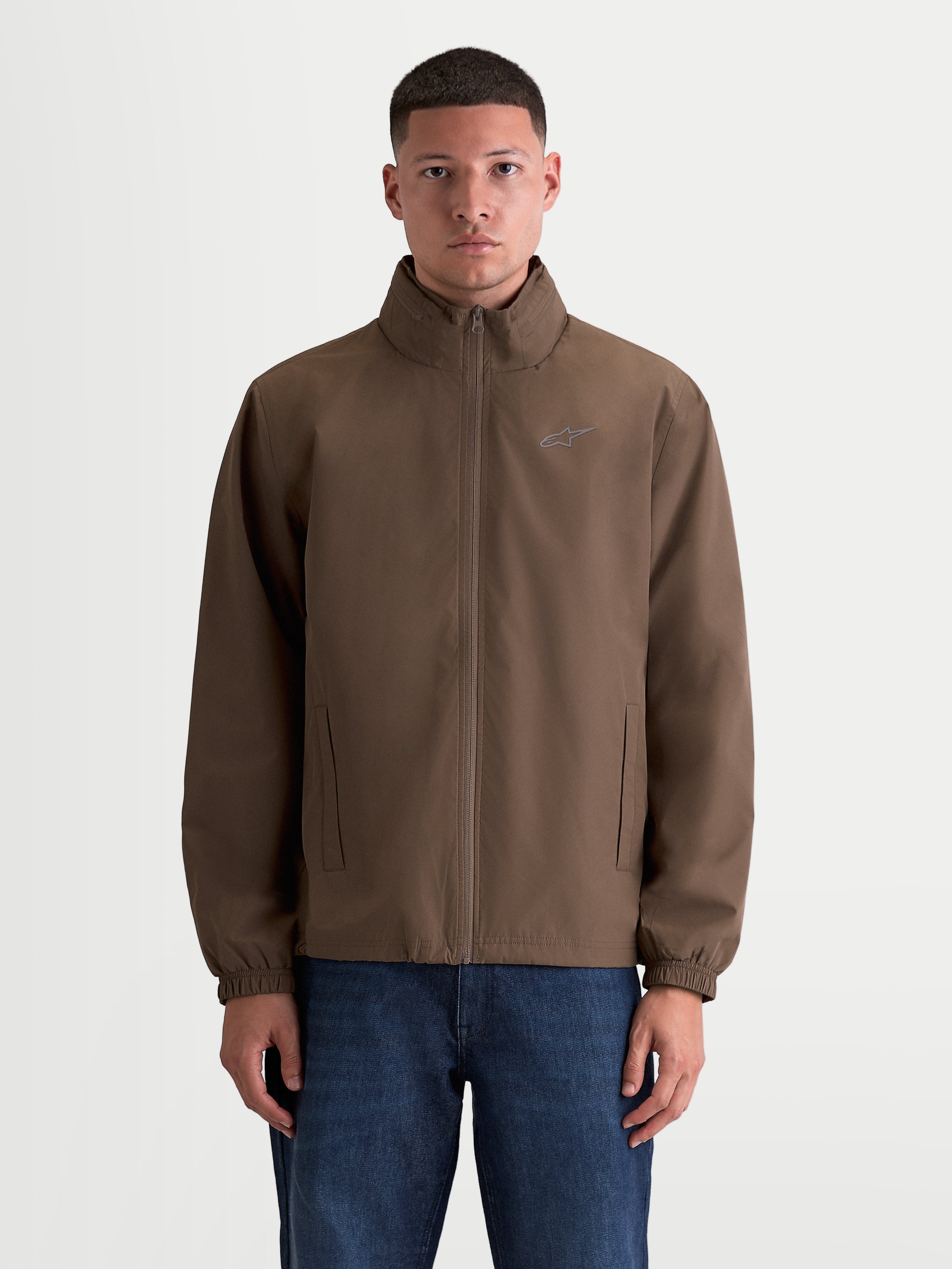 Alpinestars Veste Overhaul Racer, veste sportswear pour homme, marron, coupe décontractée avec logo Astars discret sur la poitrine, vue de face sur modèle