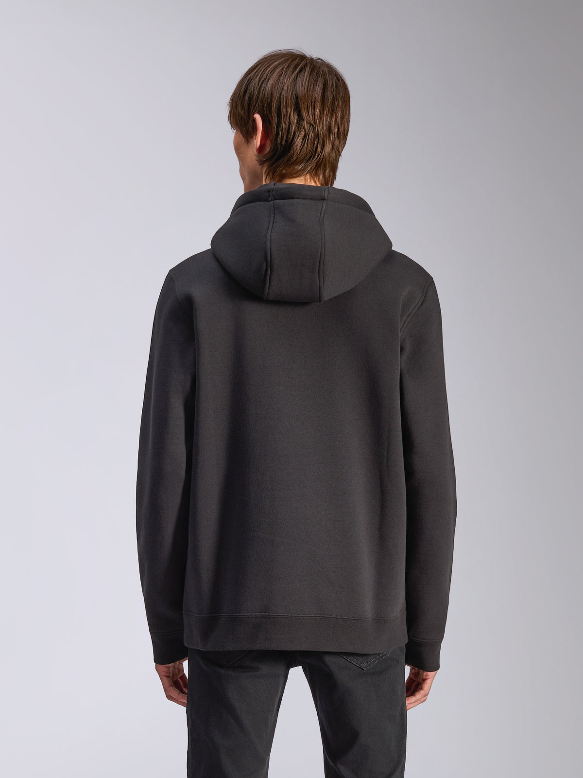 Sweat à capuche Alpinestars Harken, noir, vue de dos d'un mannequin portant un pull en polaire décontracté, poignets et ourlet côtelés, streetwear moderne inspiré du sport automobile