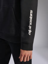 Sweat à capuche Alpinestars Harken, noir, gros plan sur la manche avec logo textuel blanc vertical, poignet côtelé et détail de la poche kangourou, polaire sportswear décontractée