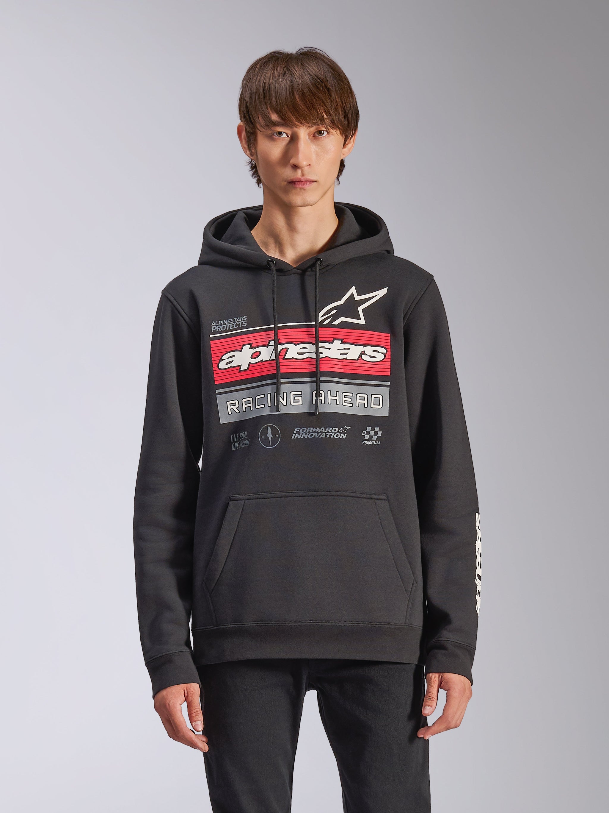 Sweat à capuche Harken Alpinestars, sweat à capuche noir en polaire, graphique en dégradé rouge et gris avec logo Alpinestars et texte 'Racing Ahead', poche kangourou, capuche à cordon et marquage sur la manche, design décontracté inspiré des sports mécaniques