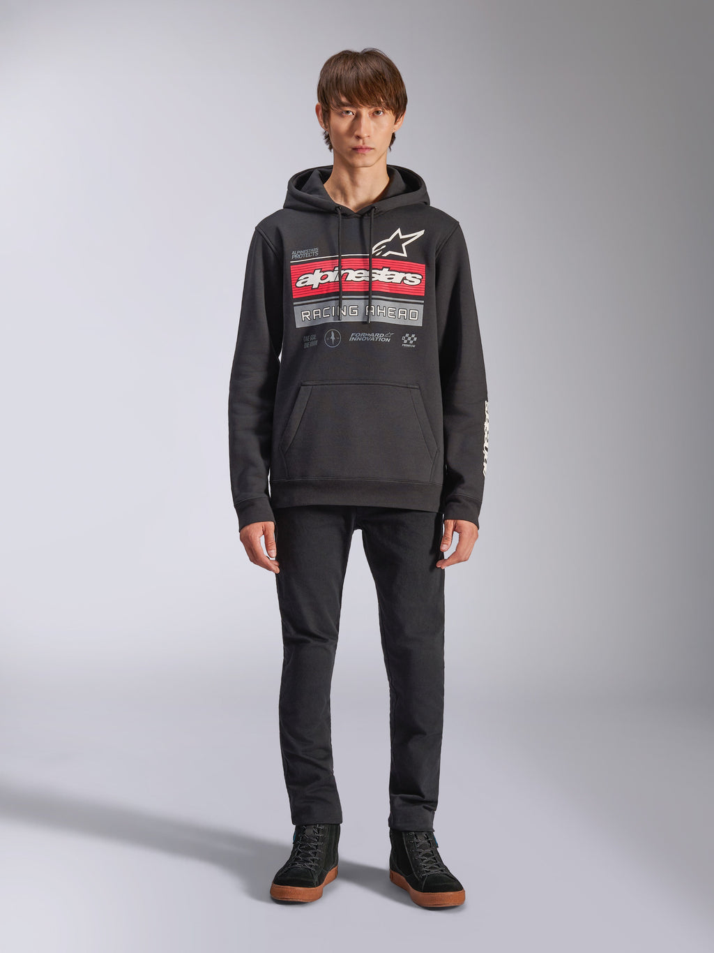 Sweat à capuche Alpinestars Harken, sweat à capuche noir, graphisme imposant sur la poitrine avec rayures rouges et texte « Racing Ahead », logo Astars blanc, poche kangourou, capuche à cordon de serrage, streetwear décontracté inspiré du sport automobile