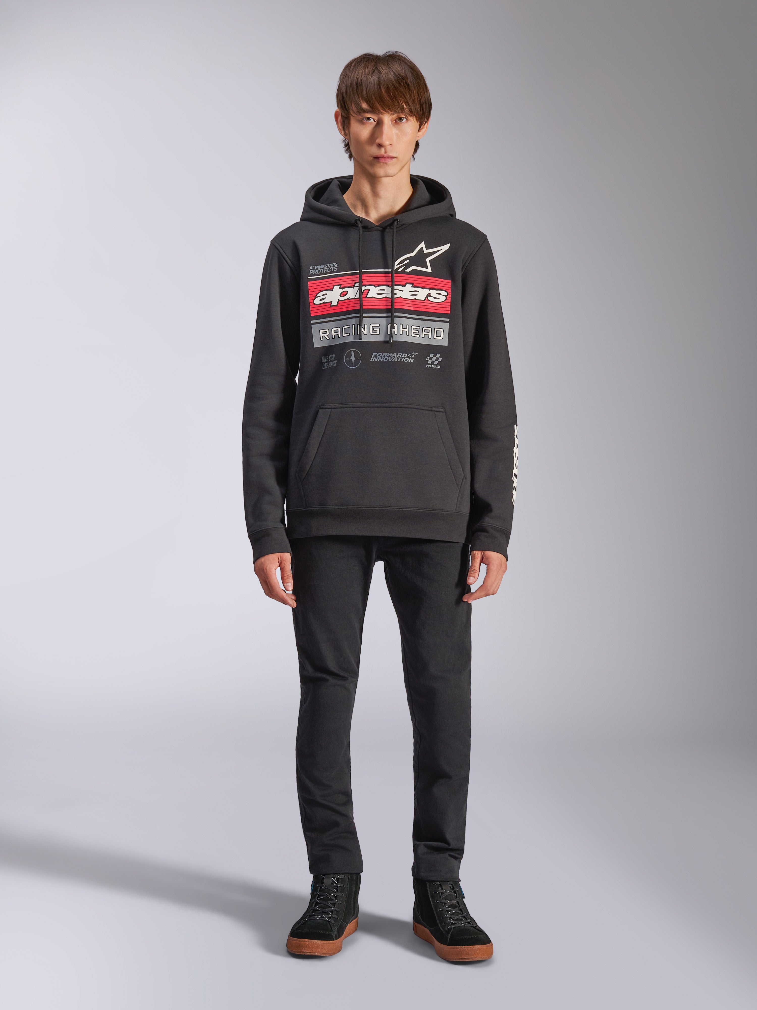 Sweat à capuche Alpinestars Harken, sweat à capuche noir, graphisme imposant sur la poitrine avec rayures rouges et texte « Racing Ahead », logo Astars blanc, poche kangourou, capuche à cordon de serrage, streetwear décontracté inspiré du sport automobile