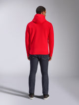 Alpinestars Frontal Hoodie, sweat à capuche en polaire rouge, vue de dos, style streetwear décontracté, porté avec un jean en denim foncé et des baskets, doté d'une capuche et d'un ourlet côtelé