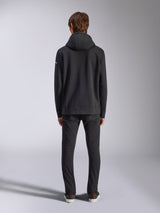 Alpinestars Frontal Hoodie, streetwear décontracté, noir, vue arrière d'un mannequin portant un sweat à capuche en polaire à enfiler, doté d'un ourlet et de poignets côtelés, petit logo wordmark blanc sur la manche, associé à un pantalon noir