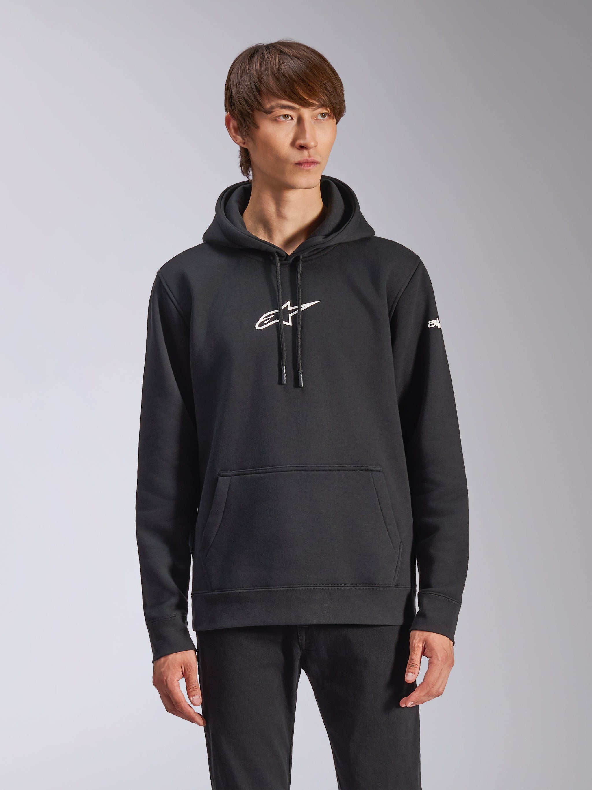 Sweat à capuche Frontal Alpinestars, sweat à capuche noir en polaire, logo Alpinestars blanc sur la poitrine, inscription blanche sur la manche, poche kangourou, style streetwear décontracté motorsport