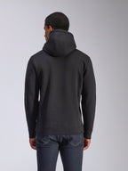 Alpinestars Blaze V3 Hoodie, vue arrière d'un sweat à capuche noir en polaire, style streetwear décontracté, avec poignets et ourlet côtelés, capuche doublée en jersey, porté avec un jean bleu foncé