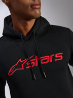 Sweat à capuche Alpinestars Blaze V3, vue rapprochée de la poitrine, tissu polaire noir avec logo linéaire Alpinestars rouge imprimé, capuche à cordon de serrage avec embouts trempés, streetwear décontracté inspiré des sports mécaniques