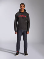 Sweat à capuche Alpinestars Blaze V3, style streetwear décontracté, noir avec logo Astars rouge, vue de face, porté par un mannequin avec un pantalon en denim foncé et des baskets noires, design moderne en polaire inspiré des sports mécaniques.