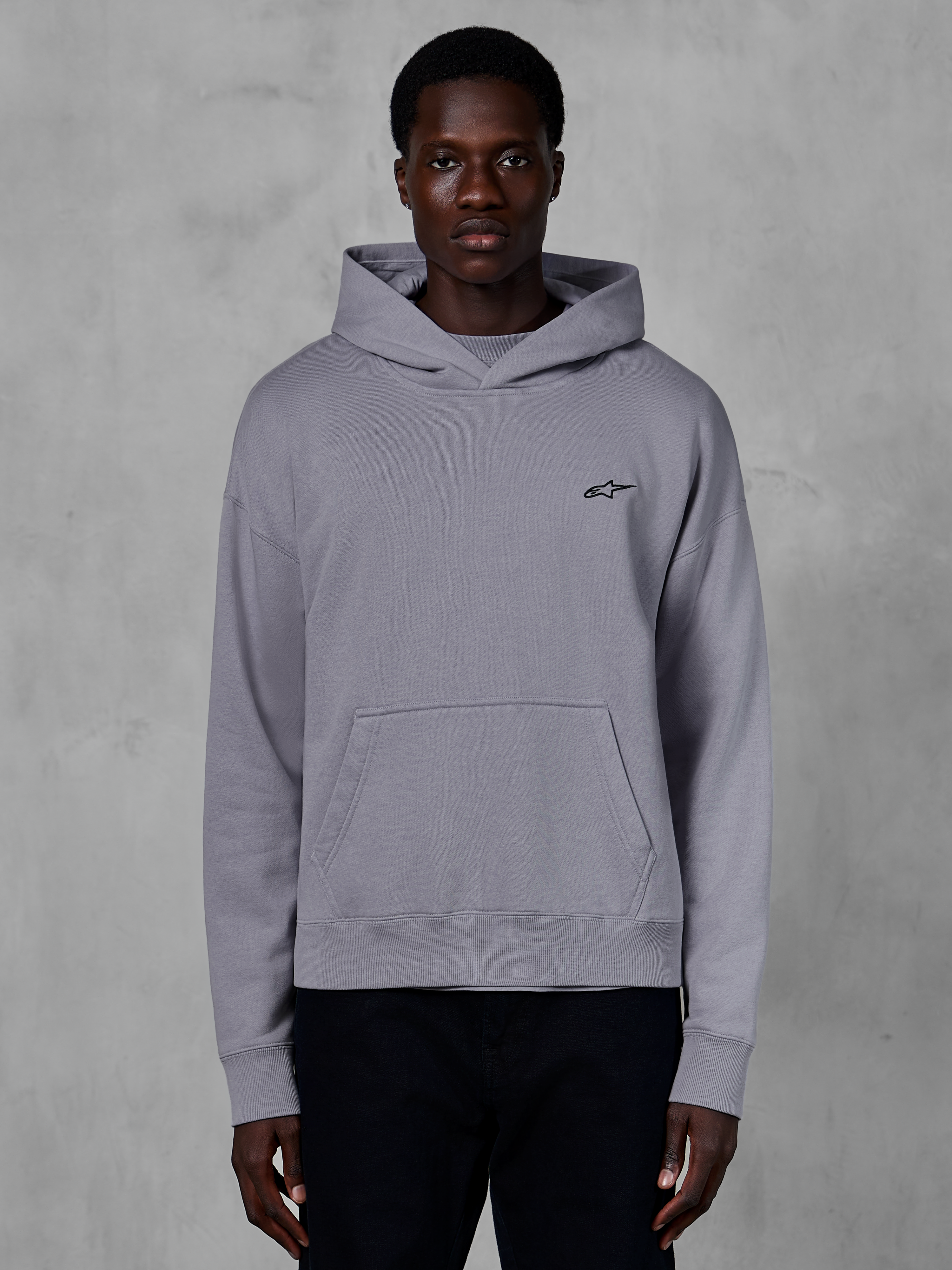 Alpinestars Essentials Ageless Hoodie, sweat à capuche gris argenté, streetwear décontracté, avec un petit logo Astars noir sur la poitrine, une poche kangourou frontale, une capuche à col croisé et une finition délavée stone wash douce.