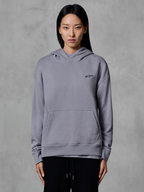 Alpinestars Essentials Ageless Hoodie, sportswear décontracté, argent avec petit logo noir, poche kangourou, sweat à capuche, porté par un mannequin, vêtement lifestyle moderne