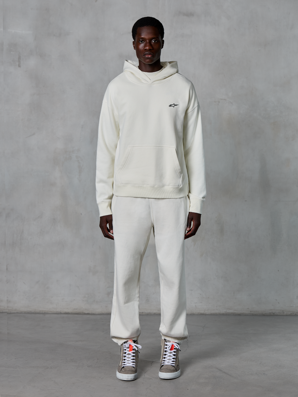 Sweat à capuche Alpinestars Essentials Ageless, sweat à capuche, sable, doté d'une capuche avec cordon de serrage et d'une poche kangourou, molleton compact avec finition lavage à la pierre, streetwear décontracté inspiré du sport automobile