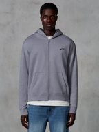 Sweat à capuche zippé Alpinestars Essentials Ageless, Argent, streetwear décontracté porté par un mannequin, polaire zippée avec petit logo Astars noir sur la poitrine, poches kangourou, coupe décontractée