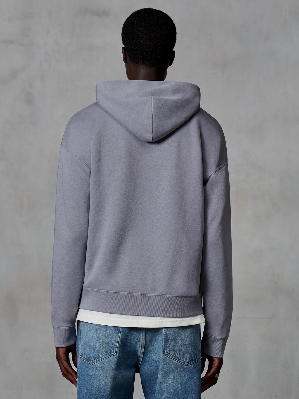 Alpinestars Essentials Ageless Zip Hoodie, Silver, vue de dos, streetwear décontracté, coupe décontractée avec finition délavée stone wash, associé à un jean bleu et un t-shirt blanc
