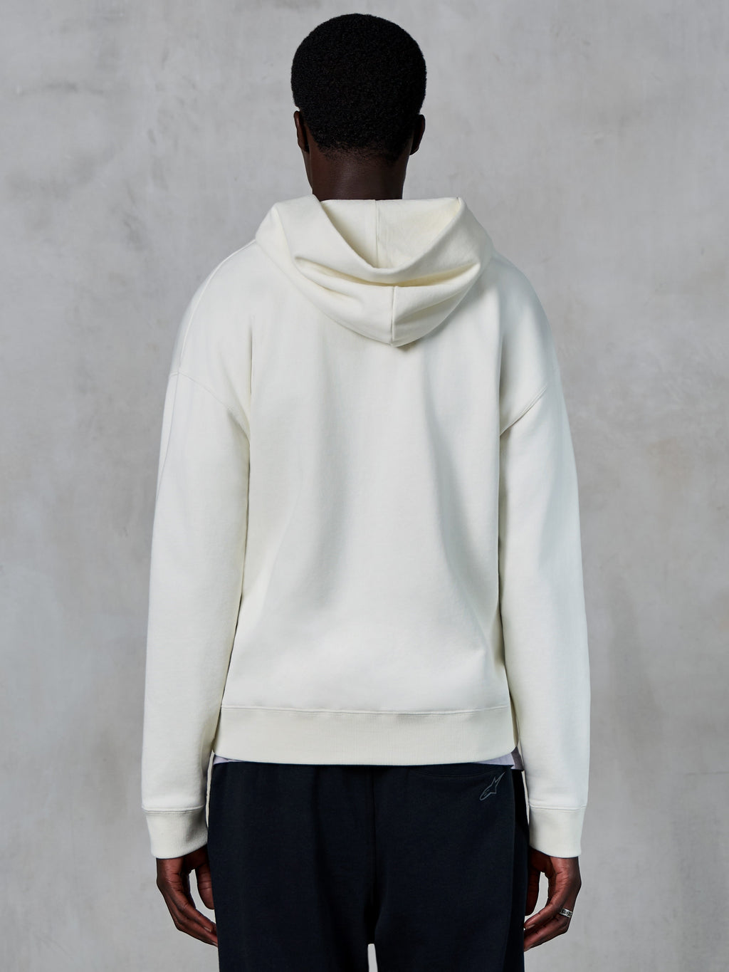 Sweat à capuche zippé Alpinestars Essentials Ageless, vue de dos, blanc cassé, style streetwear décontracté, polaire compacte de qualité supérieure, coupe décontractée, poignets et ourlet côtelés, design minimaliste épuré