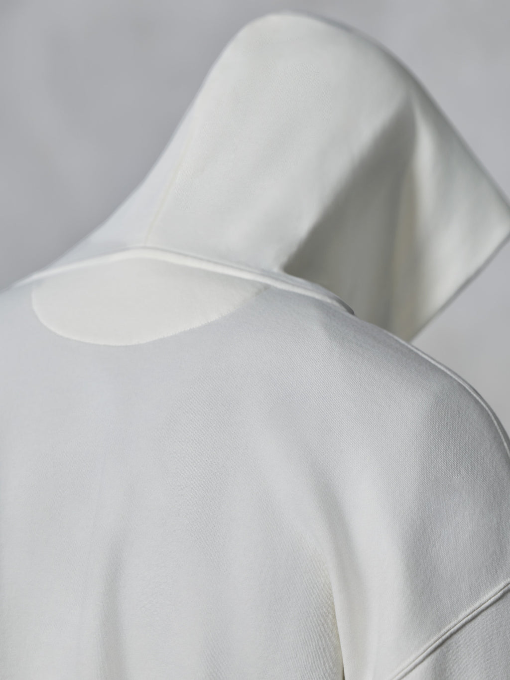 Sweat à capuche zippé Alpinestars Essentials Ageless, blanc cassé, vue rapprochée de dos de la capuche et des épaules, tissu polaire compact et doux, design minimaliste pour une tenue décontractée au quotidien.