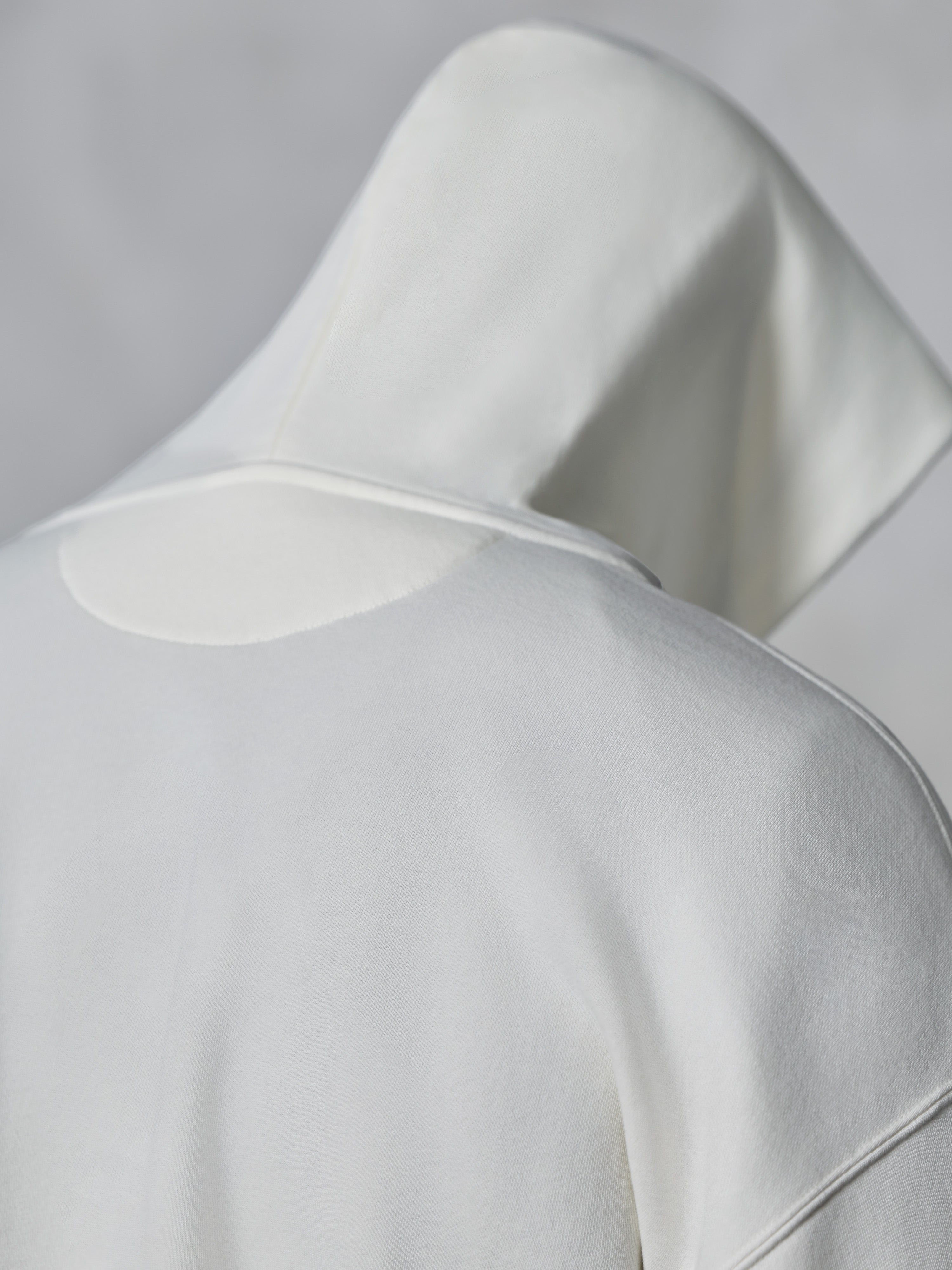 Sweat à capuche zippé Alpinestars Essentials Ageless, blanc cassé, vue rapprochée de dos de la capuche et des épaules, tissu polaire compact et doux, design minimaliste pour une tenue décontractée au quotidien.