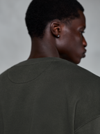 Alpinestars Essentials Ageless Crew, sweat-shirt à col rond haut de gamme en Off Black, vue rapprochée de l'encolure arrière et de l'épaule, texture en molleton compact délavé à la pierre, streetwear décontracté inspiré du sport automobile