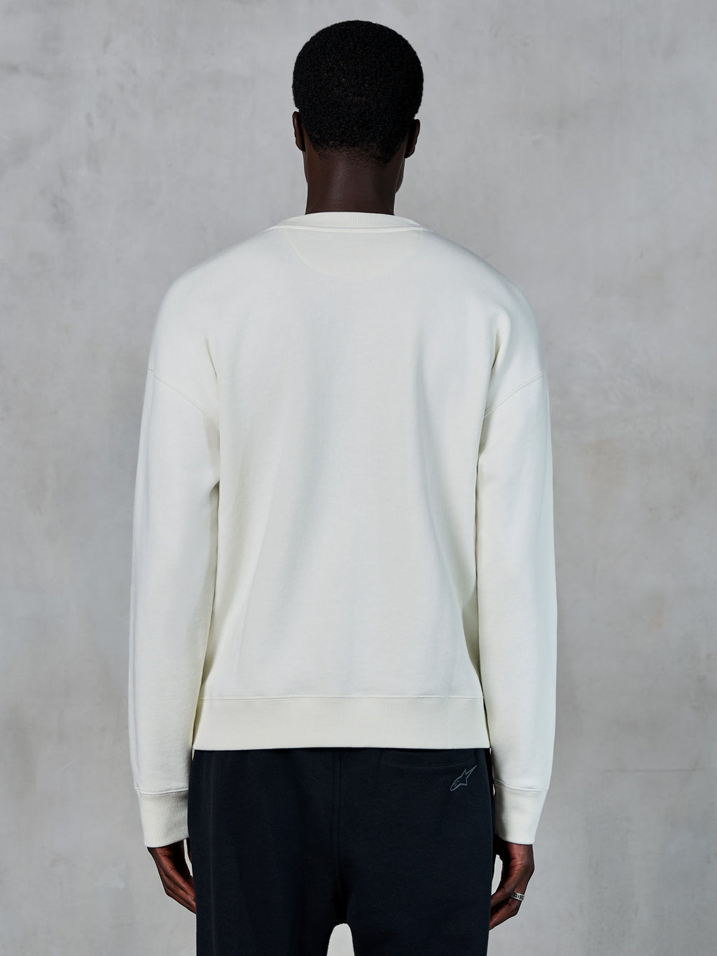 Alpinestars Essentials Ageless Crew, sweat-shirt à col rond blanc cassé, vue de dos, sportswear décontracté, avec poignets et ourlet côtelés, design épuré avec coupe décontractée, polaire douce de qualité supérieure