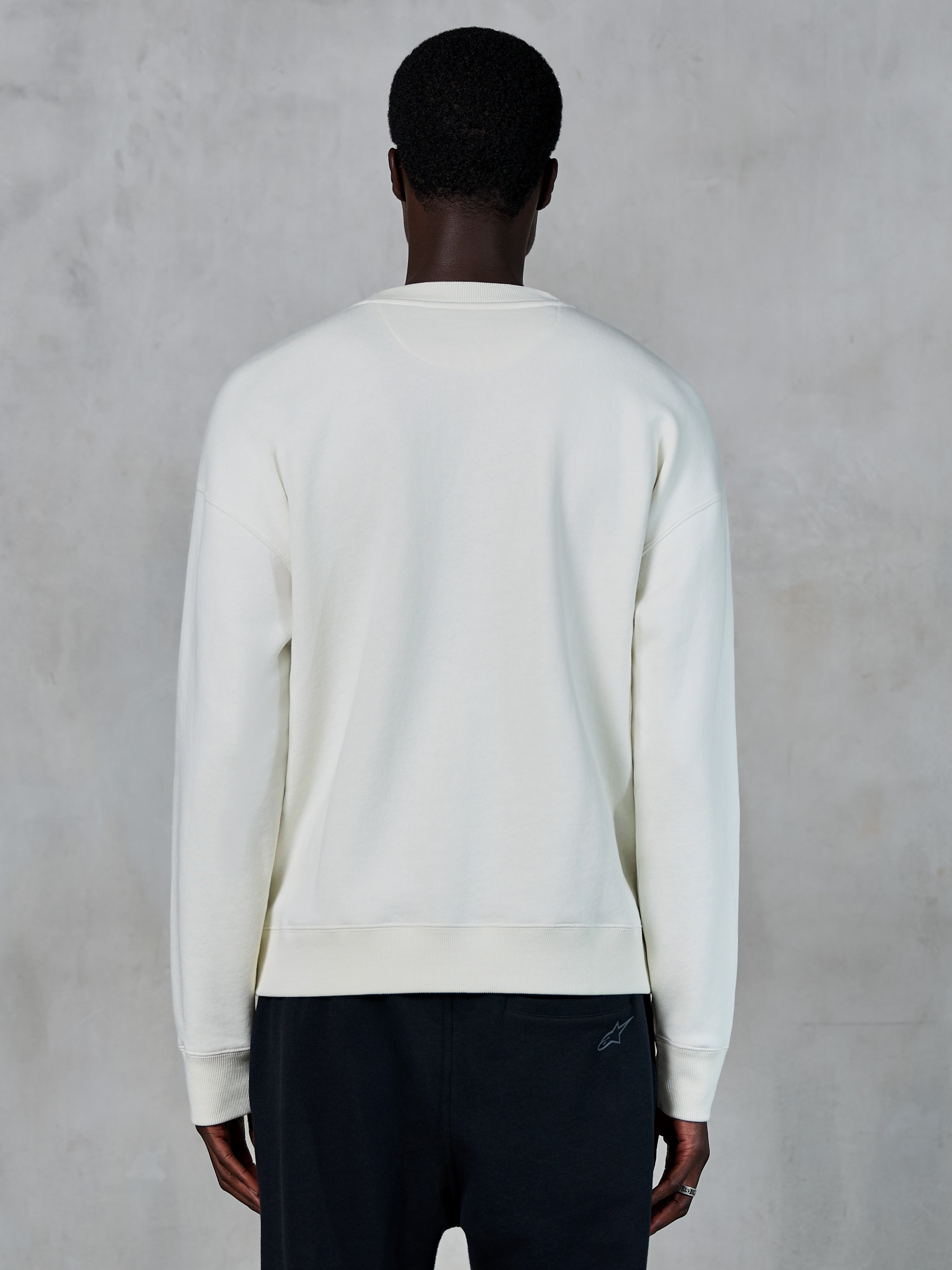 Alpinestars Essentials Ageless Crew, sweat-shirt à col rond blanc cassé, vue de dos, sportswear décontracté, avec poignets et ourlet côtelés, design épuré avec coupe décontractée, polaire douce de qualité supérieure