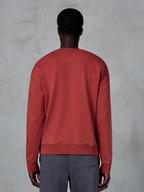 Alpinestars Essentials Ageless Crew, sweat-shirt à col rond rouge brique, vue de dos du mannequin portant un pull à coupe décontractée, col et poignets côtelés, streetwear décontracté inspiré du sport automobile