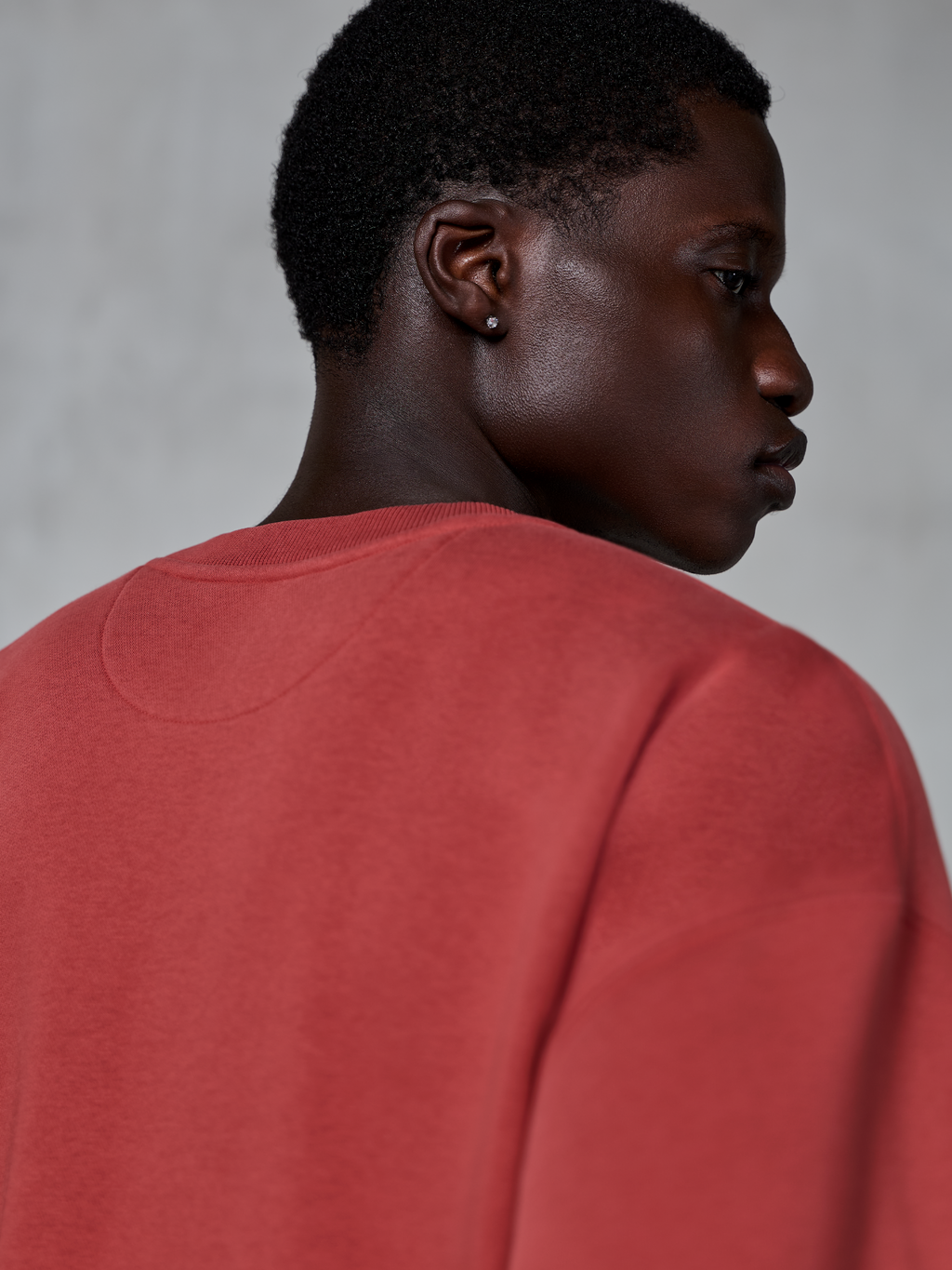Alpinestars Essentials Ageless Crew, sweat-shirt à col rond, rouge brique, gros plan sur le haut du dos et l'encolure montrant le col côtelé et la texture polaire premium, sportswear décontracté hors vélo