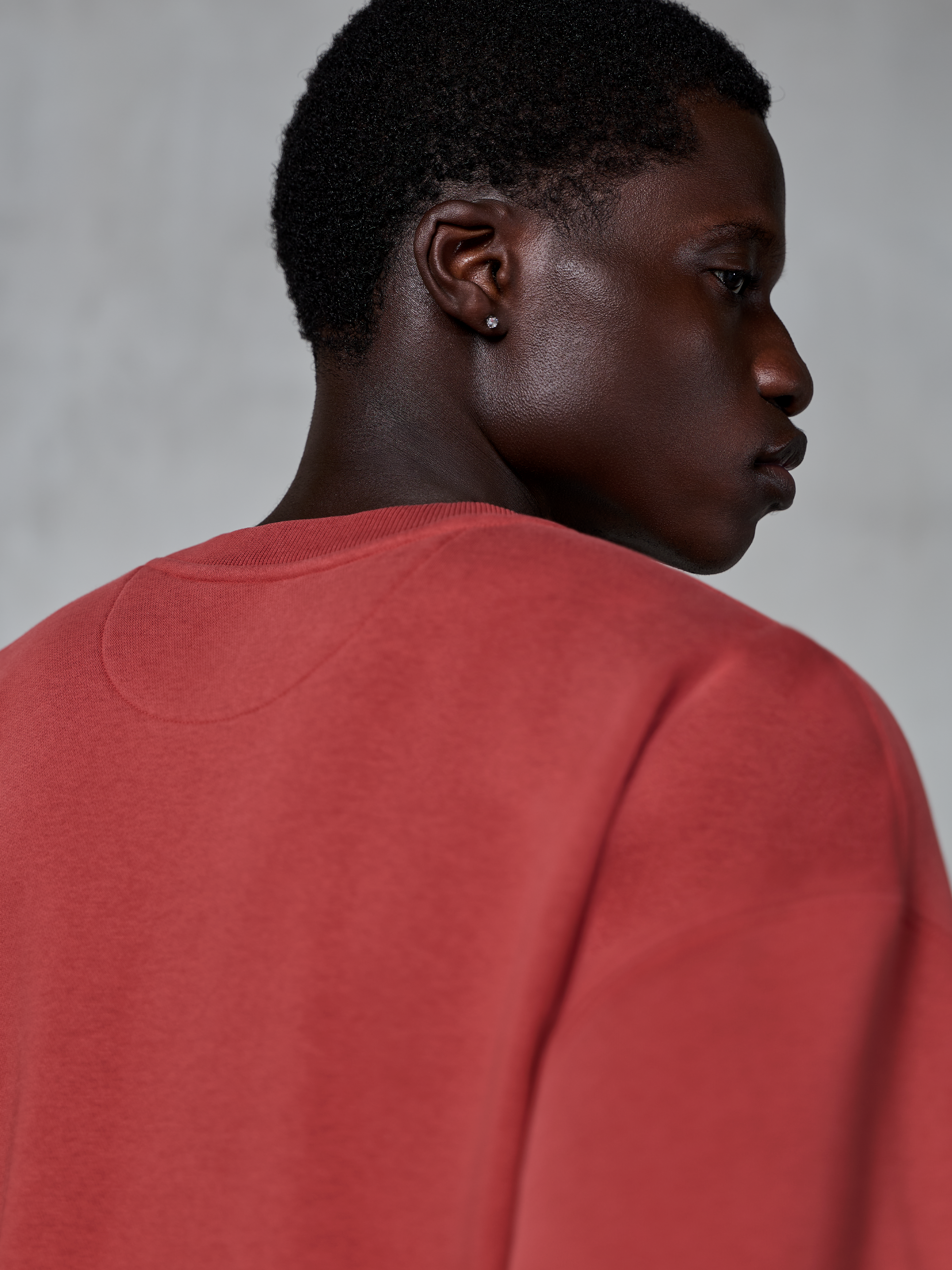 Alpinestars Essentials Ageless Crew, sweat-shirt à col rond, rouge brique, gros plan sur le haut du dos et l'encolure montrant le col côtelé et la texture polaire premium, sportswear décontracté hors vélo