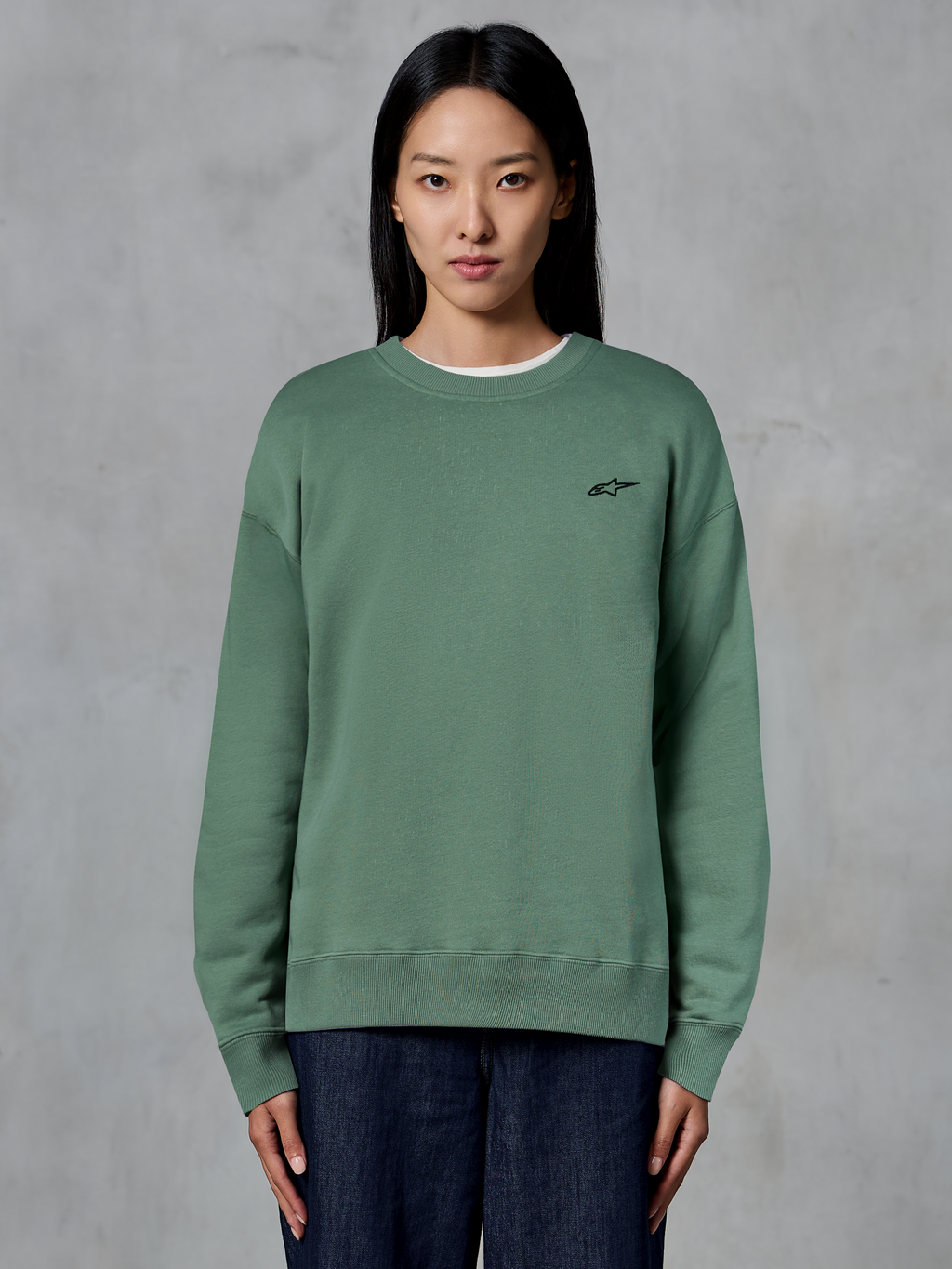 Alpinestars Essentials Ageless Crew, sweat-shirt à col rond, vert cactus, porté par un mannequin, petit logo noir sur la poitrine, col, poignets et ourlet côtelés, streetwear décontracté