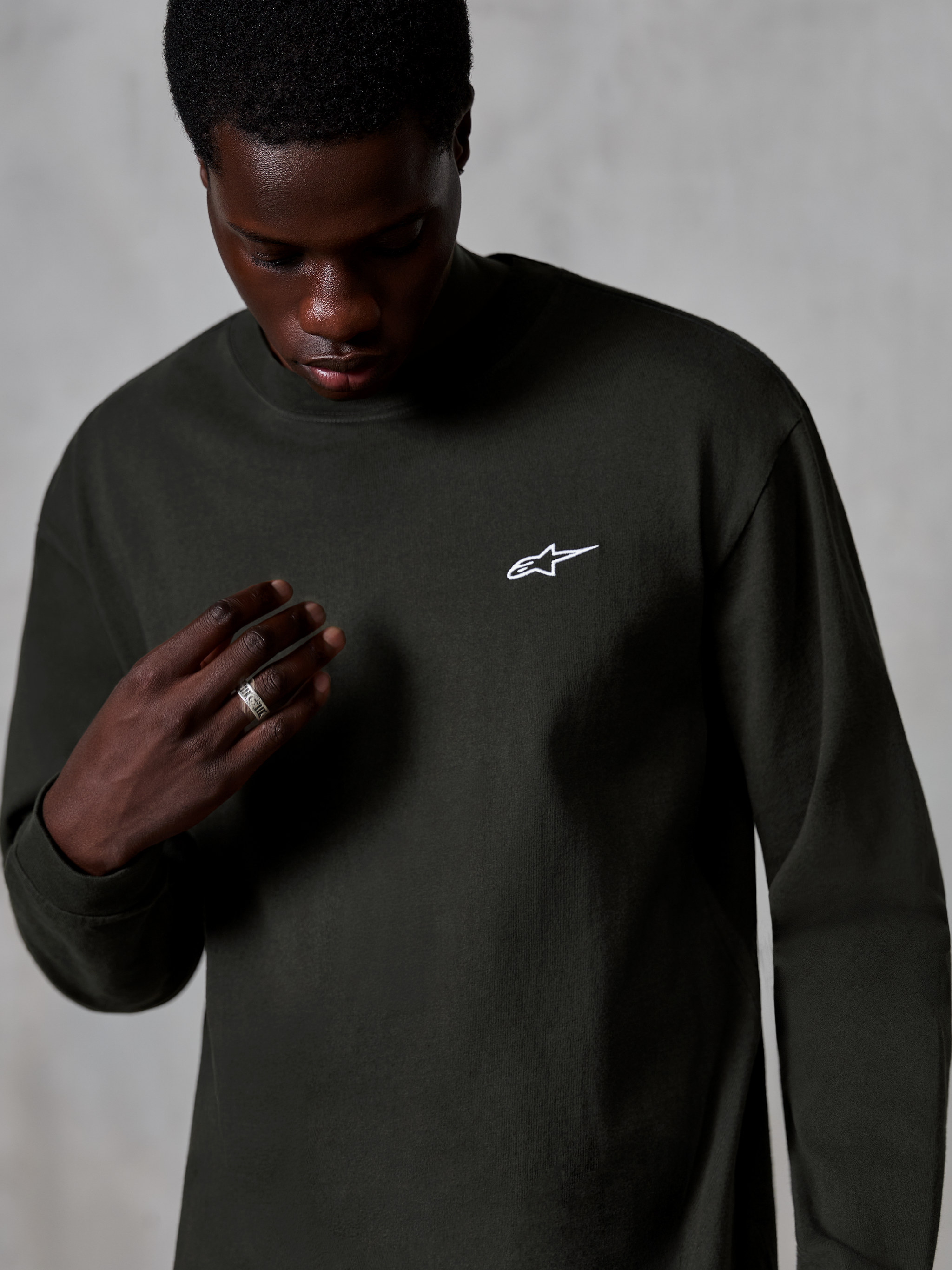 Alpinestars Essentials Ageless LS Tee, t-shirt à manches longues, noir délavé, petit logo Alpinestars blanc sur la poitrine, coupe décontractée, jersey en coton biologique de qualité supérieure avec finition stone wash, vêtement lifestyle décontracté