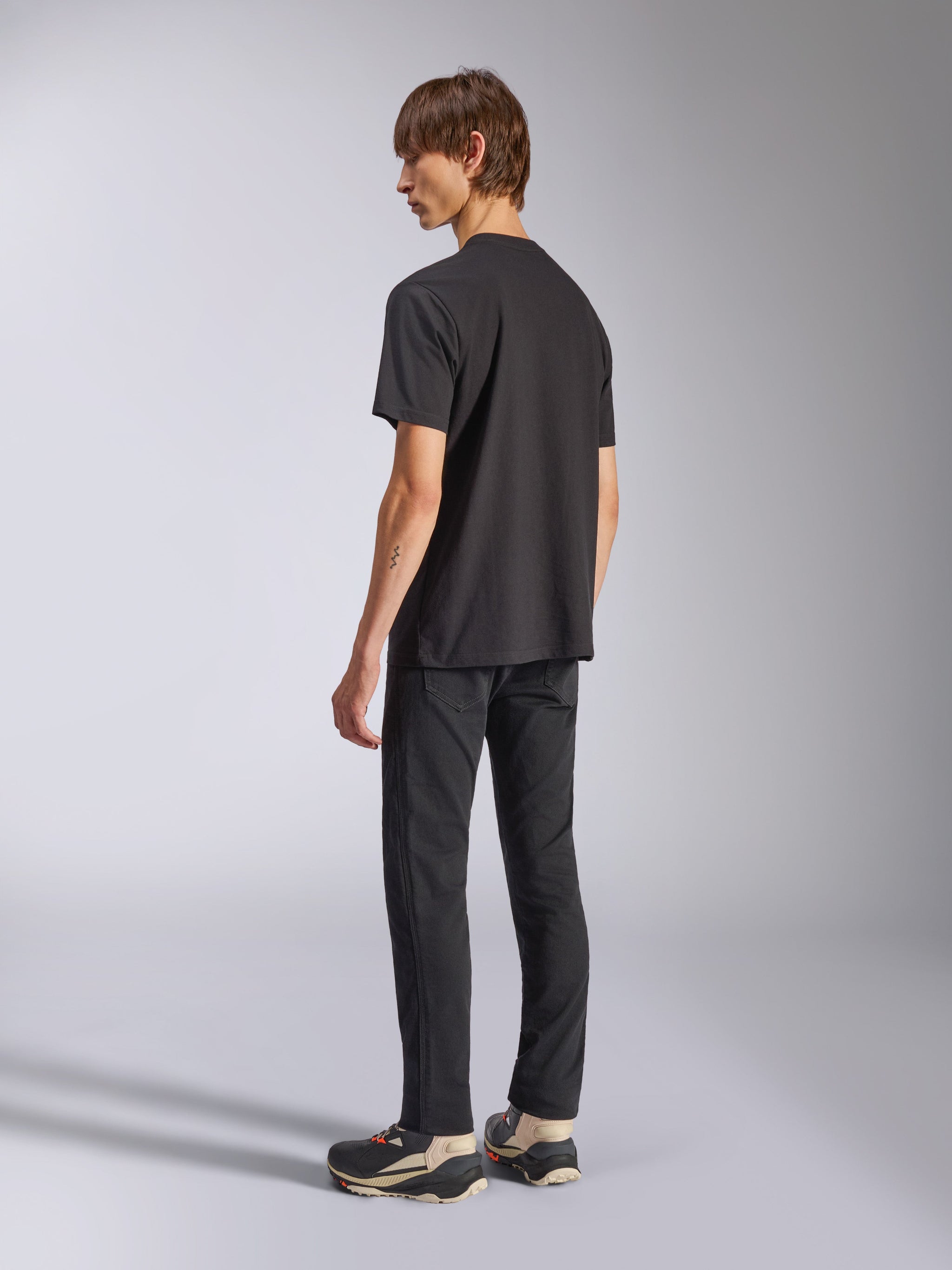 Alpinestars Fasting CSF Tee, T-shirt à manches courtes, noir, vue de dos sur mannequin, streetwear décontracté motorsport, design épuré et simple avec une coupe décontractée