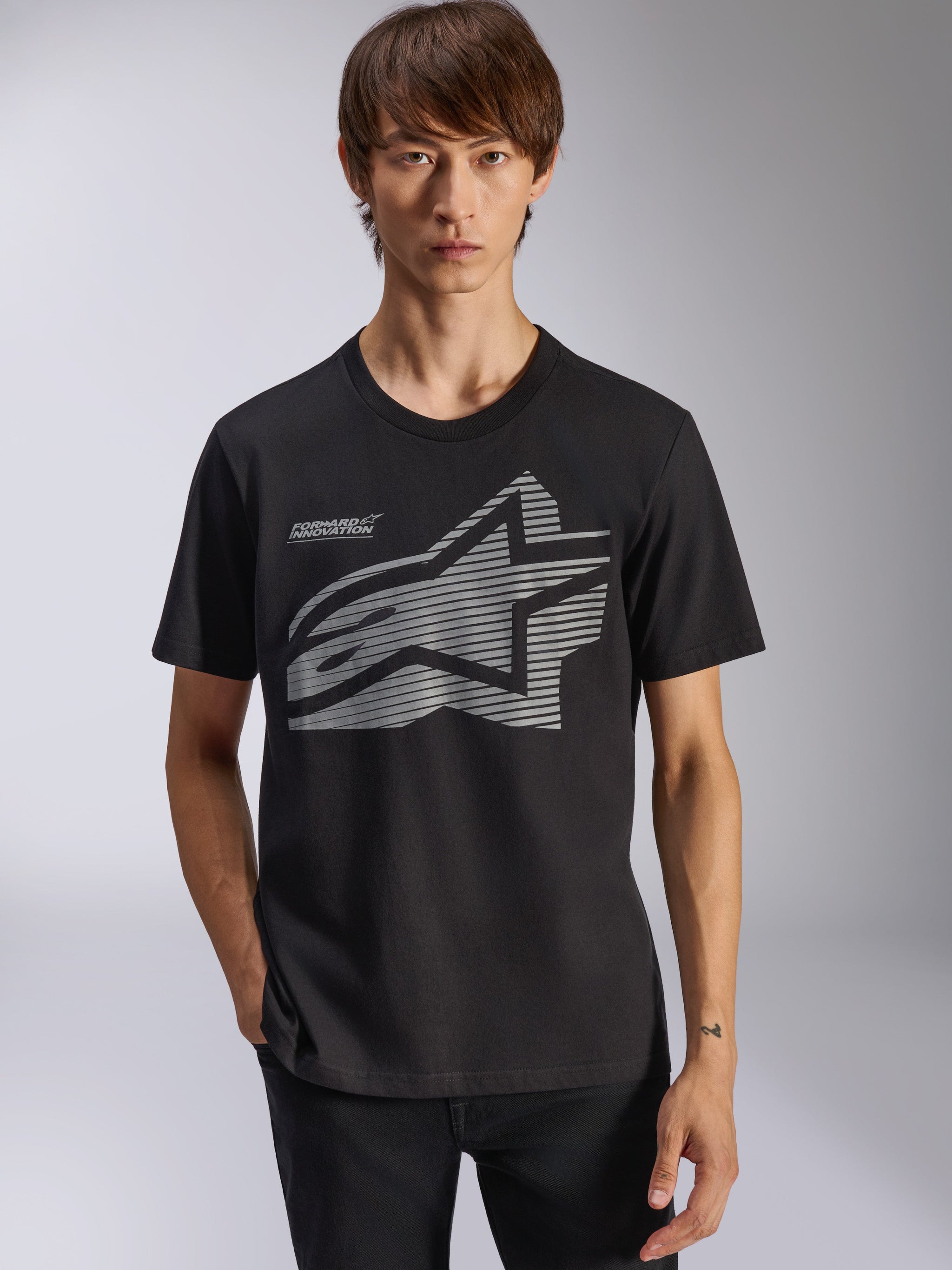 T-shirt Alpinestars Fasting CSF, t-shirt à manches courtes noir, grand logo Astars géométrique gris, texte Forward Innovation, style streetwear motorsport décontracté