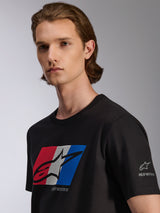 Alpinestars Global CSF Tee, t-shirt à manches courtes, noir, graphique rouge, blanc et bleu avec logo noir ombré, vue détaillée sur mannequin, streetwear décontracté inspiré du sport automobile