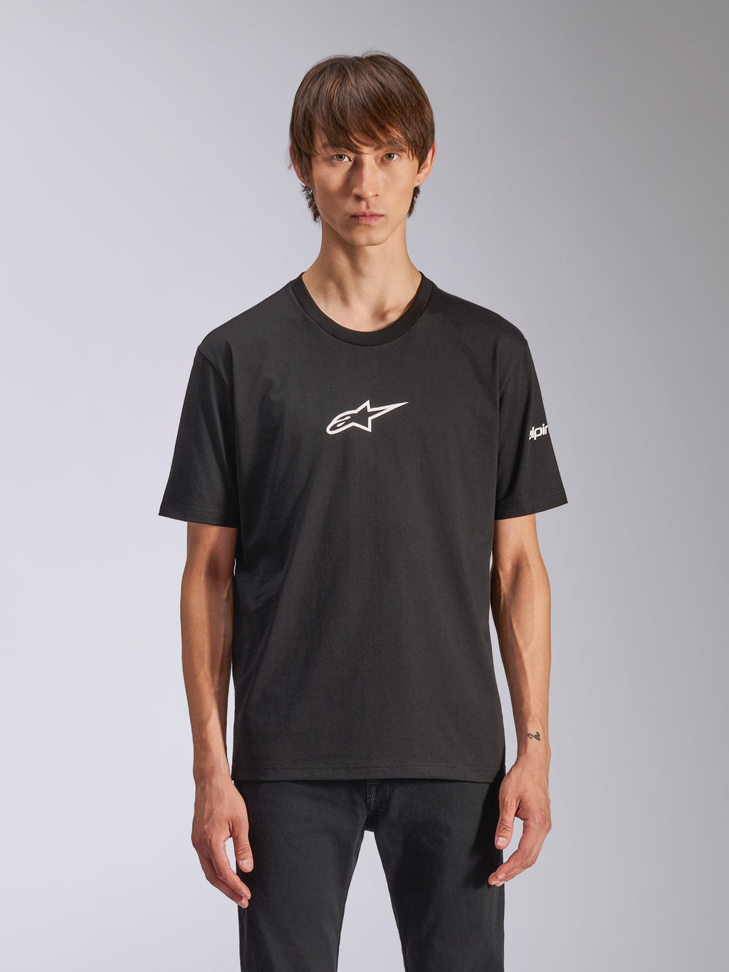 Alpinestars Frontal CSF Tee, t-shirt à manches courtes, noir, logo Astars blanc sur la poitrine, porté par un mannequin, vêtement de sport mécanique décontracté